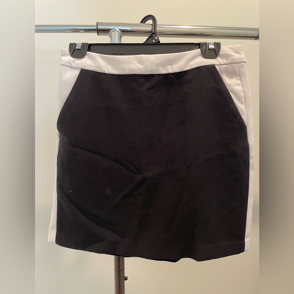 Banana Republic size 6 lined black and white skirt with pockets